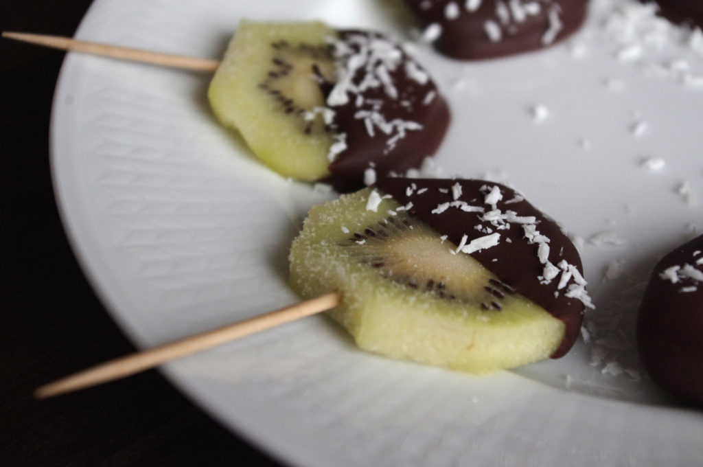 Frusen kiwi doppad i choklad och kokos